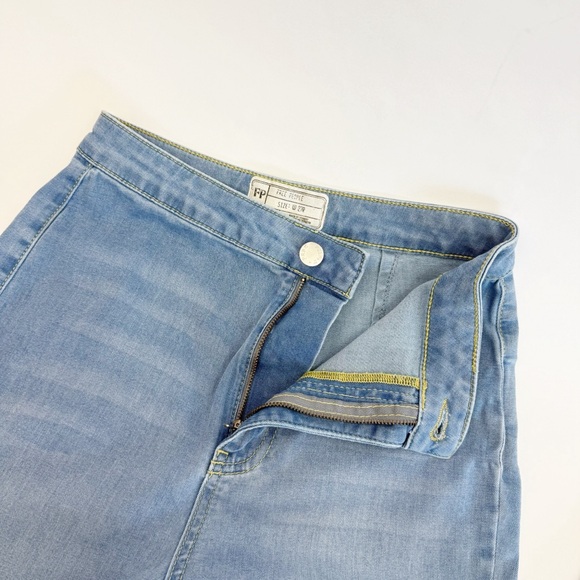 Free People Just Float On Super Flare High Rise Jeans Vintage Blue Light Wash - Picture 10 of 16